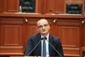 Kryetari i Kontrollit të Lartë të Shtetit raporton në seancën plenare të Kuvendit të Shqipërisë mbi Raportin e Performancës së KLSH-së për vitin 2022