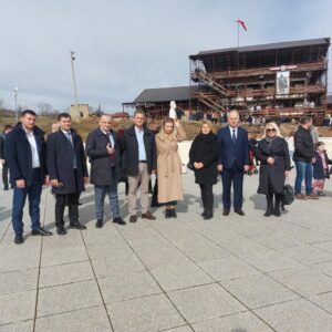 Z.Arben Shehu, Kryetar dhe delegacioni i KLSH-së gjatë homazheve në Kompleksin Memorial “Adem Jashari” në Prekaz, 17.02.2022