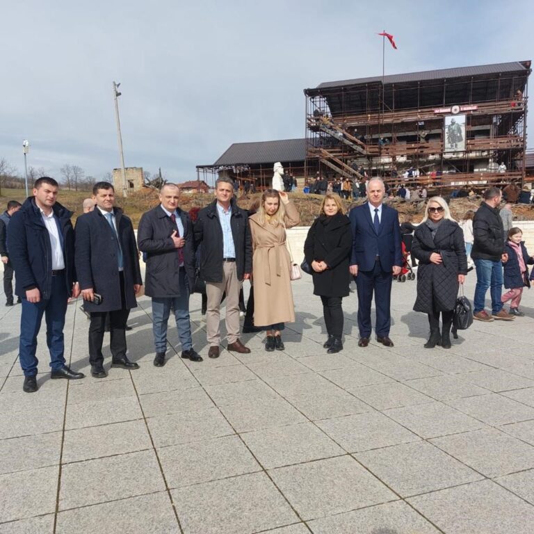Z.Arben Shehu, Kryetar dhe delegacioni i KLSH-së gjatë homazheve në Kompleksin Memorial “Adem Jashari” në Prekaz, 17.02.2022