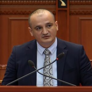 Kryetari i Kontrollit të Lartë të Shtetit raporton në seancën plenarë të Kuvendit të Shqipërisë mbi Raportin e Performancës së KLSH-së për vitin 2021
