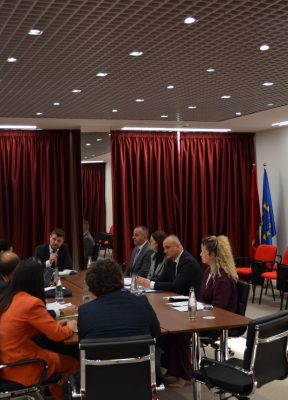 Kryetari i KLSH-së, z. Arben Shehu, pret në takim delegacionin e Komisionit të Venecias