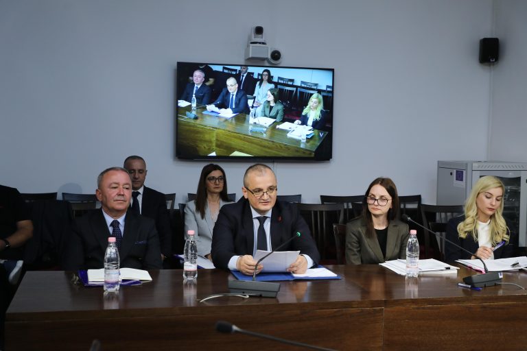 Kryetari i KLSH-së, z. Arben Shehu paraqet “Raportin e veprimtarisë vjetore 2025” në Komisionin për Ekonominë, Punësimin dhe Financat