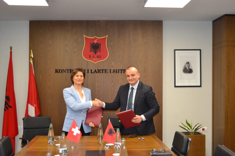 “Nga auditimi në veprim”, KLSH dhe SECO nënshkruajnë marrëveshjen e re për fuqizimin e mbikëqyrjes publike