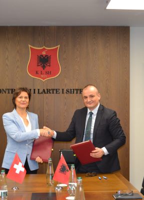 “Nga auditimi në veprim”, KLSH dhe SECO nënshkruajnë marrëveshjen e re për fuqizimin e mbikëqyrjes publike
