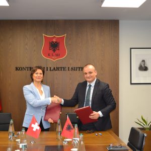 “Nga auditimi në veprim”, KLSH dhe SECO nënshkruajnë marrëveshjen e re për fuqizimin e mbikëqyrjes publike